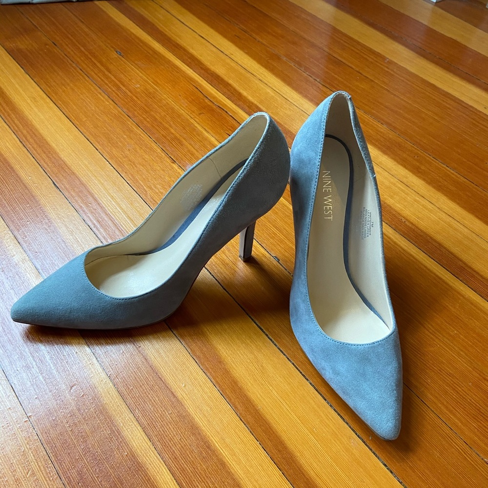 Nine West 7M Light Blue Suede pointed toe heels